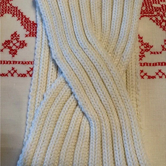UGG Winter White/Cream Knit Headband and Fingerless Gloves - Picture 4 of 13